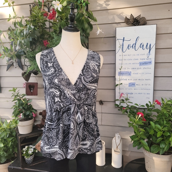 LOFT ♡ Gorgeous Black 'n White Paisley V Neck Babydoll Sleeveless Blouse XS|S/M - Picture 1 of 15
